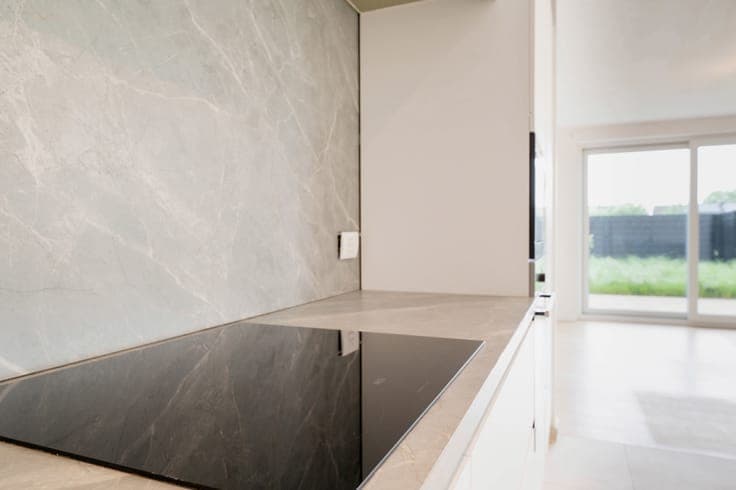 Halfopen moderne woning met zonnige tuin