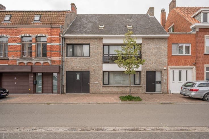 Kantoorruimte met woonst in het centrum van Beernem