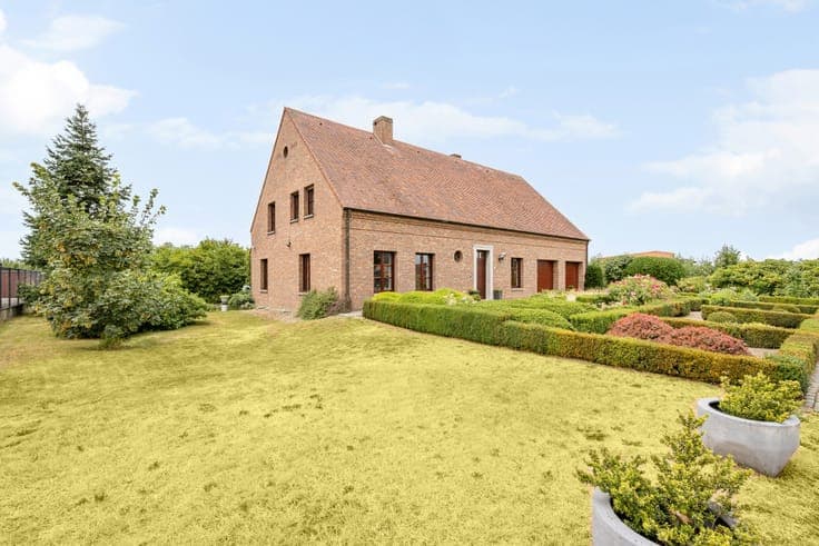 Rural, energy-efficient villa located on a beautiful plot o