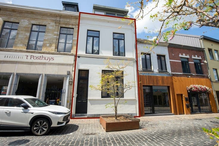 Voormalige tandartspraktijk met ruim duplexappartement, p...