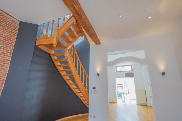 Voormalige tandartspraktijk met ruim duplexappartement, p...