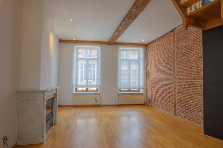 Voormalige tandartspraktijk met ruim duplexappartement, p...
