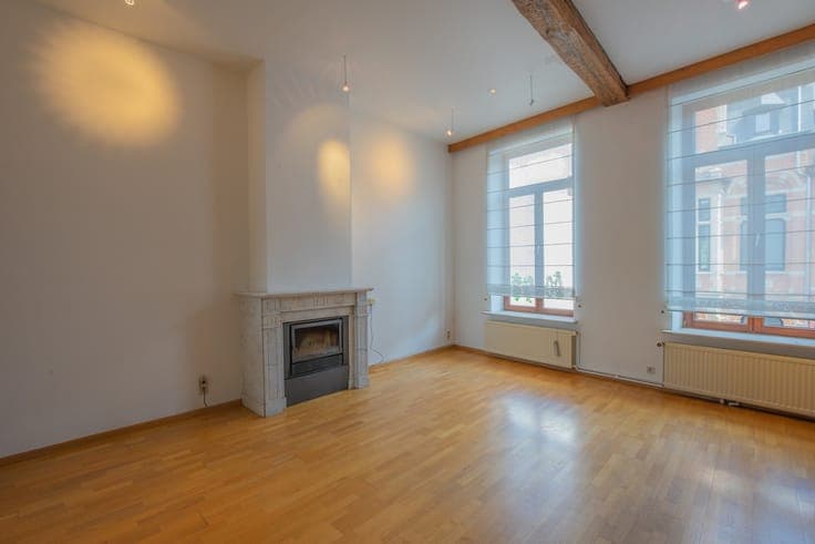 Voormalige tandartspraktijk met ruim duplexappartement, p...
