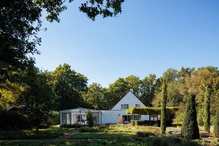 Villa met binnenzwembad op uitstekend gelegen perceel van...