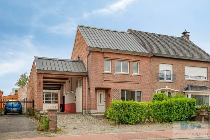 Te renoveren woonhuis met vergund magazijn (612 m²) te Ke...