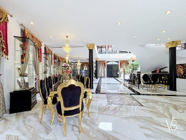 HIGH-END VILLA WITH SWIMMING POOL GARDEN AND HOME AUTOMATION