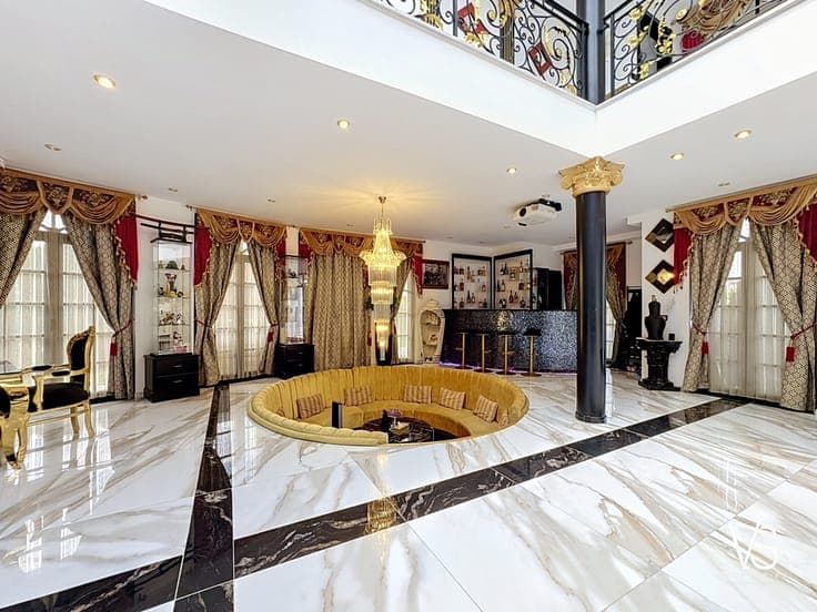 HIGH-END VILLA WITH SWIMMING POOL GARDEN AND HOME AUTOMATION