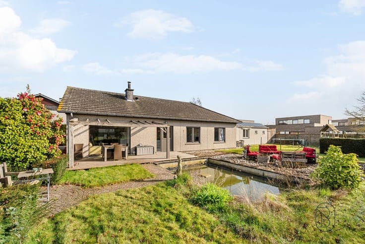 Gelijkvloerse open bebouwing met extra praktijk.