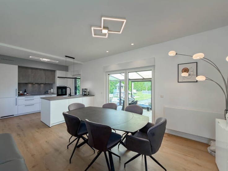 Beautifully Renovated Bungalow with Spacious Garden