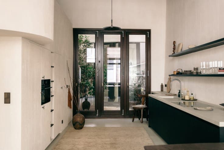 Superior renovated residence in AAA location