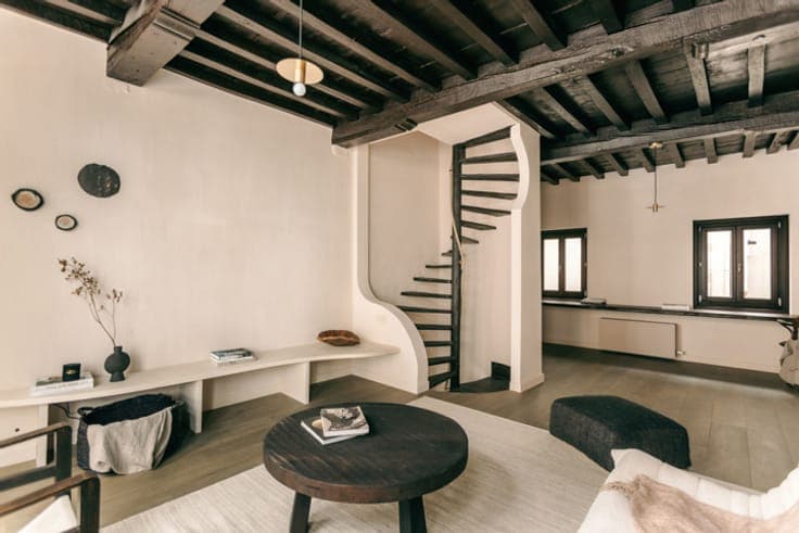 Superior renovated residence in AAA location