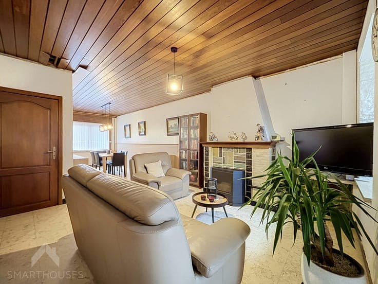 Cosy terraced house, 2 bedrooms and large garden.