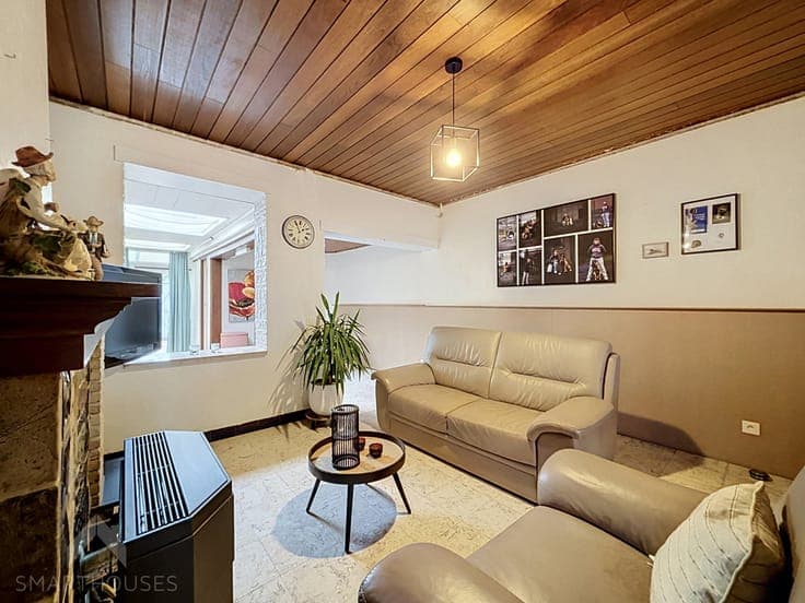 Cosy terraced house, 2 bedrooms and large garden.