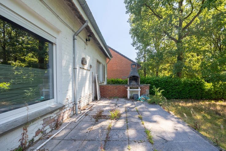 Villa in need of renovation in a residential neighborhood in
