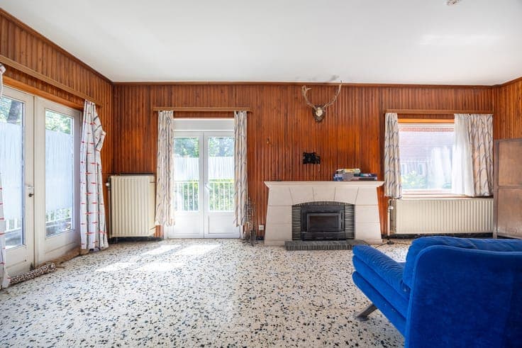 Villa in need of renovation in a residential neighborhood in
