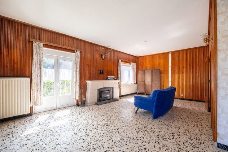 Villa in need of renovation in a residential neighborhood in