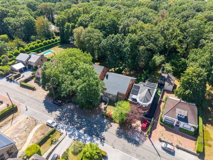 Villa in need of renovation in a residential neighborhood in