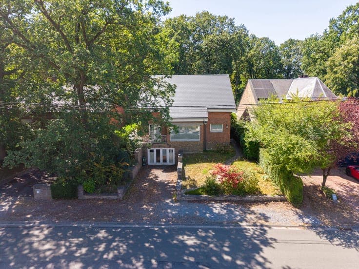 Villa in need of renovation in a residential neighborhood in