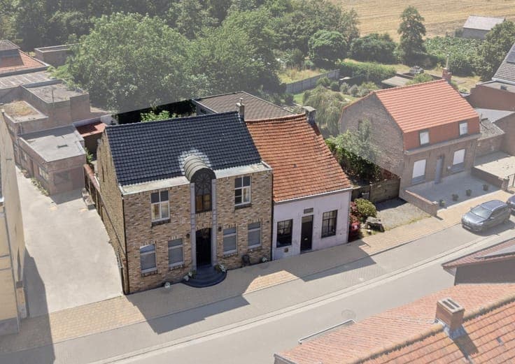 Semi-detached house with garden and garage