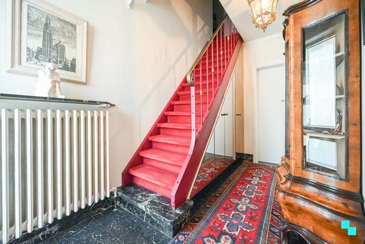 Zeer ruime woning met naastliggend interessant perceel te...