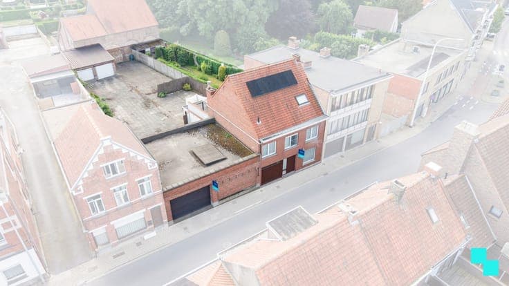Zeer ruime woning met naastliggend interessant perceel te...