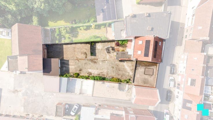 Zeer ruime woning met naastliggend interessant perceel te...