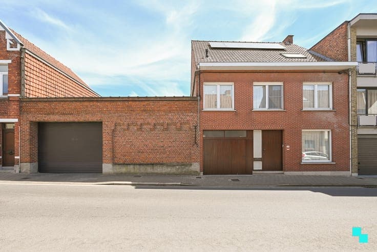 Zeer ruime woning met naastliggend interessant perceel te...