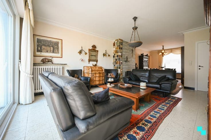 Zeer ruime woning met naastliggend interessant perceel te...