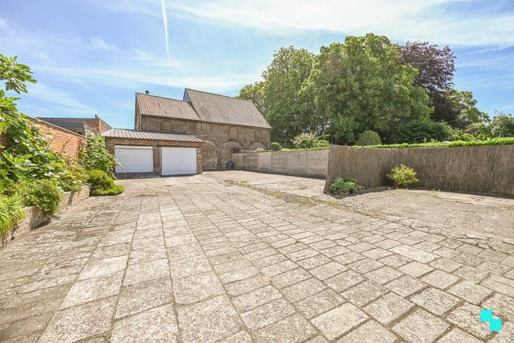 Zeer ruime woning met naastliggend interessant perceel te...