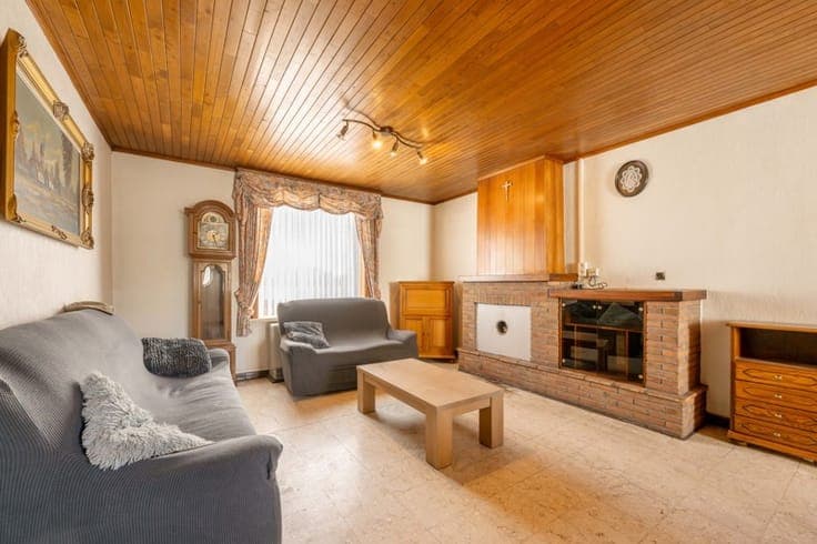 Grondig te renoveren woning op ruim perceel van 1384 m² ...