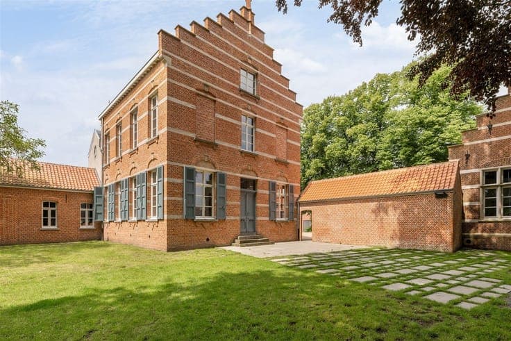 Historic building with many possibilities
