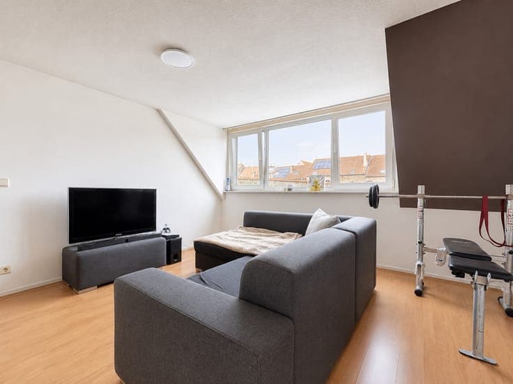 Opbrengsteigendom met handelspand en 3 appartementen te N...