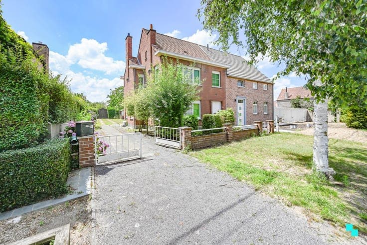 Stevig gebouwde, halfopen bebouwing met tuin in Zulte
