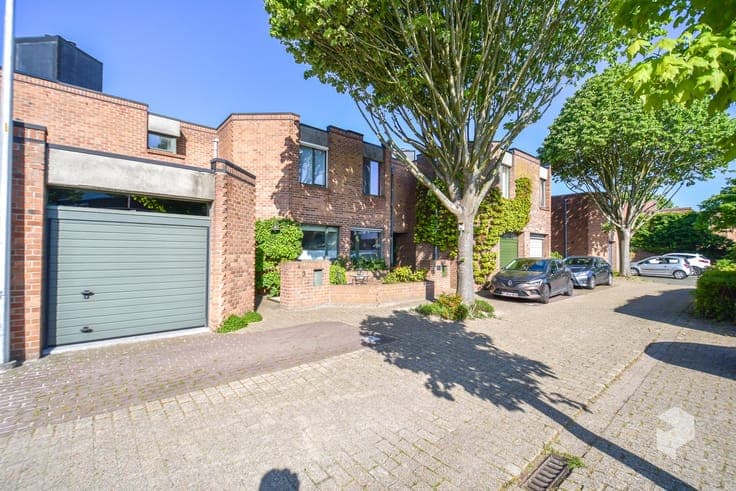 Ruime goed onderhouden woning met 3 slpk en tuin