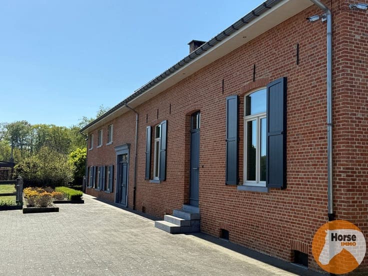 HEUSDEN-ZOLDER - Hoeve met paardenaccommodatie