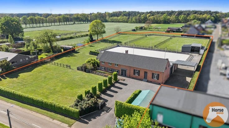 HEUSDEN-ZOLDER - Hoeve met paardenaccommodatie