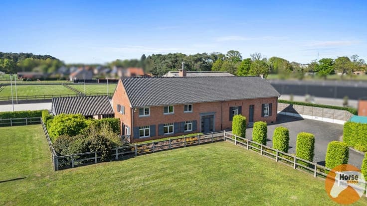 HEUSDEN-ZOLDER - Hoeve met paardenaccommodatie