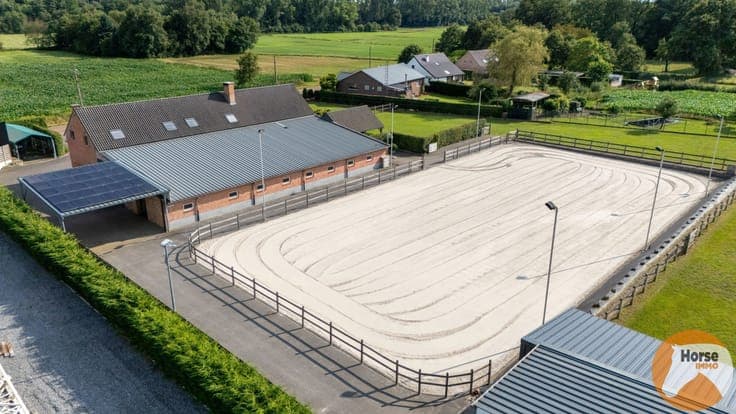 HEUSDEN-ZOLDER - Hoeve met paardenaccommodatie