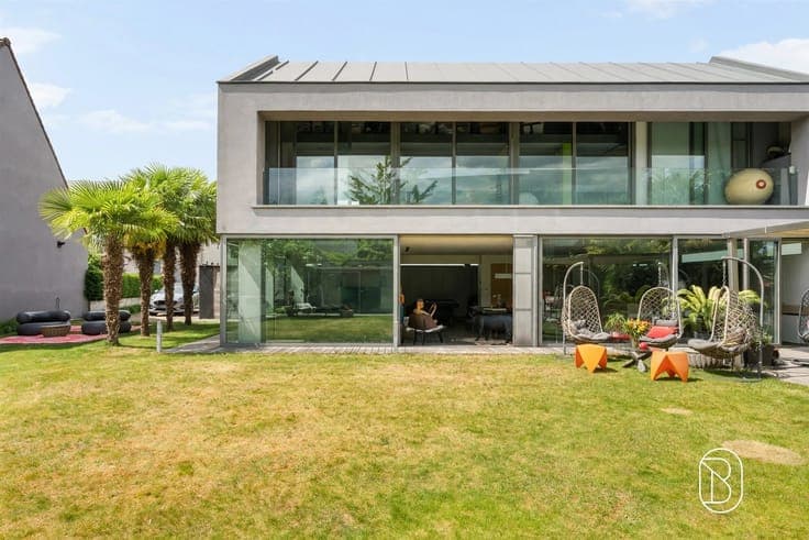 Villa for sale in a prime location.