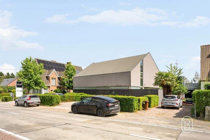 Villa for sale in a prime location.
