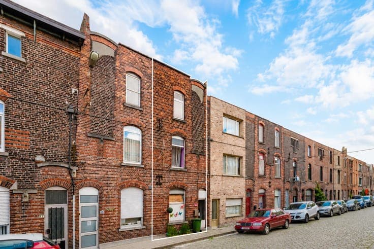 A 4bedroom house in need of renovation with a garden in Gent