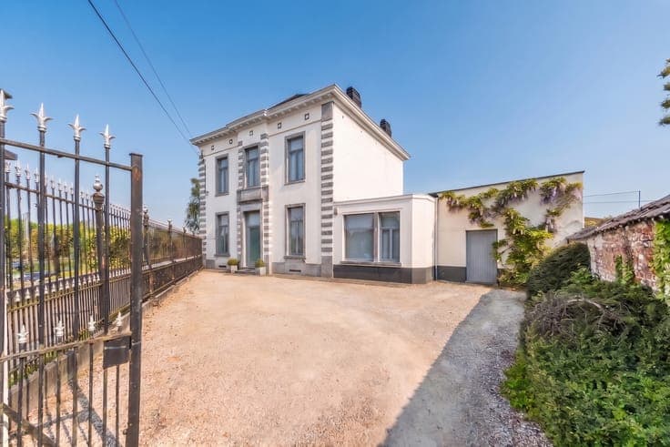 Elegant mansion house with great potential