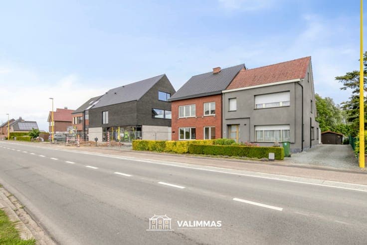 Ruime driegevelwoning met twee garages en mooie tuin...