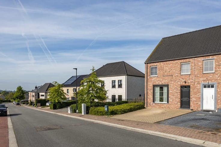 Energy-efficient semi-detached, 4 bedrooms, garden Ronse