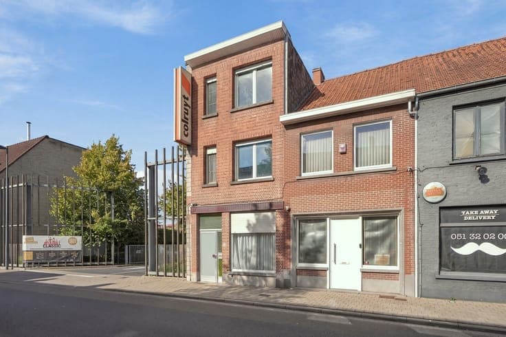 Te renoveren half open bebouwing met uitweg achteraan