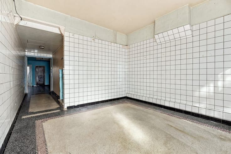 Te renoveren half open bebouwing met uitweg achteraan