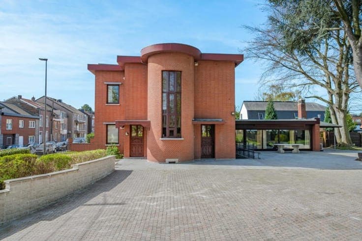 A charming house with a swimming pool