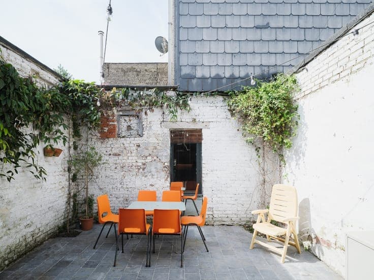 Move-in ready house with 3 bedrooms and outdoor space nea...