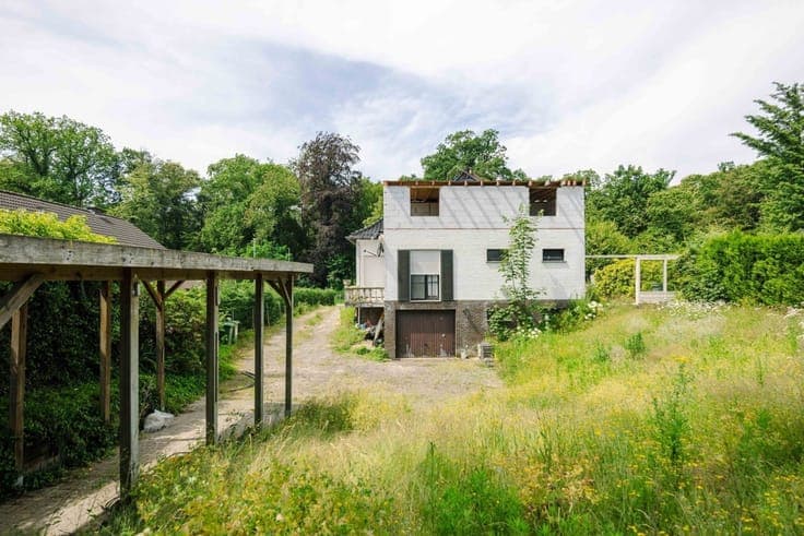 Waasmunster - Te renoveren woning op ruim perceel nabij de H