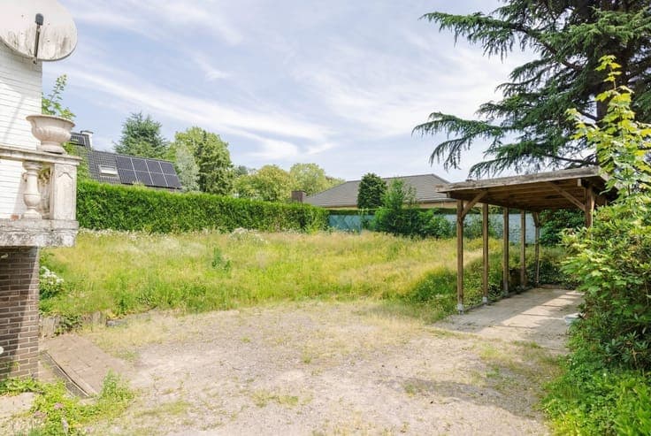 Waasmunster - Te renoveren woning op ruim perceel nabij de H
